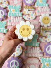 Load image into Gallery viewer, Smiley face flower/daisy Debosser and matching cutter
